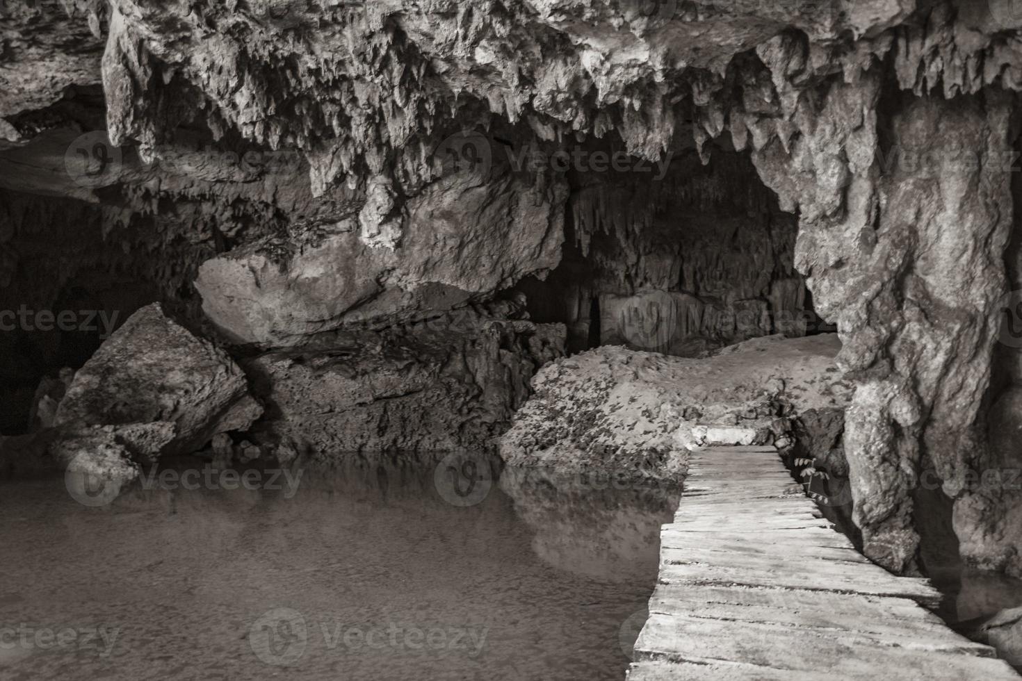 stupefacente acqua turchese blu e grotta calcarea sprofonda nel cenote messico. foto