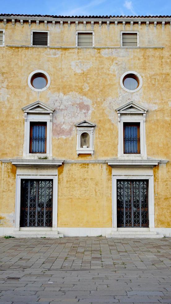 edificio antico con porte e finestre foto