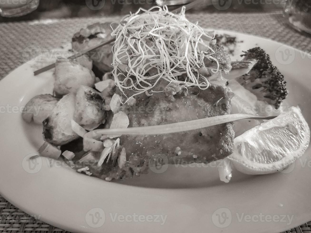 cibo e bevande nel ristorante papacharly playa del carmen messico. foto