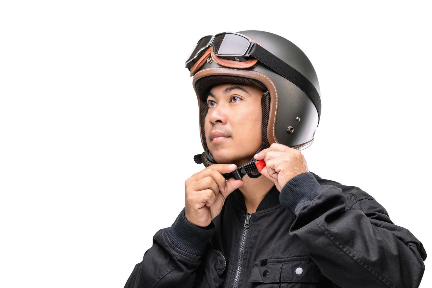 motociclista o pilota che indossa un casco vintage. concetto di guida sicura. girato in studio isolato su bianco foto