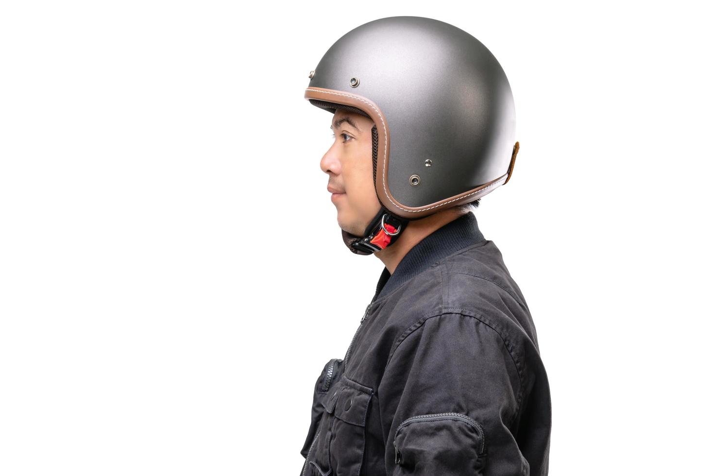 motociclista o pilota che indossa un casco vintage. concetto di guida sicura. girato in studio isolato su bianco foto