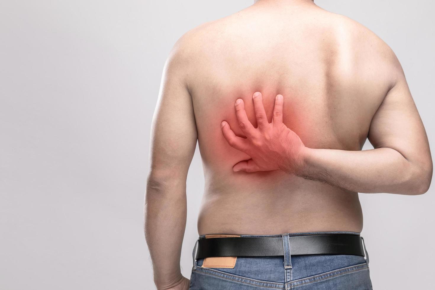 concetto di dolore corporeo. persone che usano la mano per toccare il suo corpo a causa di ferite o lesioni. per un uso sano. girato in studio isolato su grigio foto