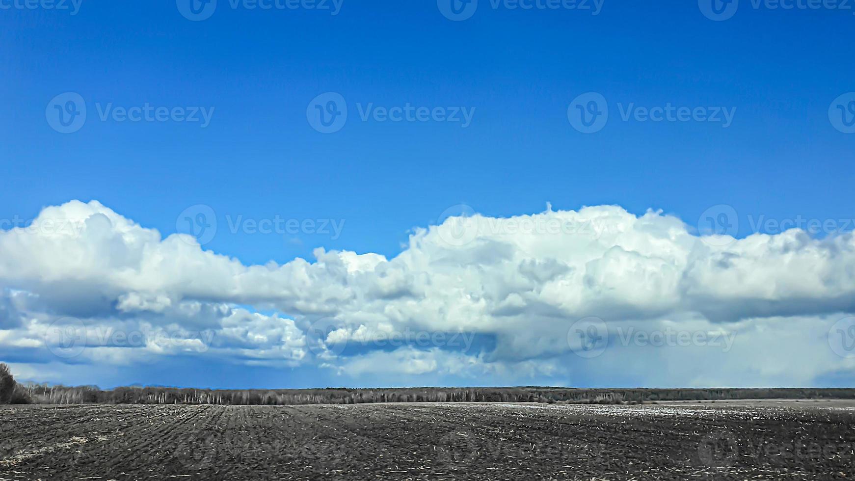 tempo di semina in ucraina durante la guerra. preparare i campi per la semina del grano. cielo azzurro, terra arata. terrore. foto