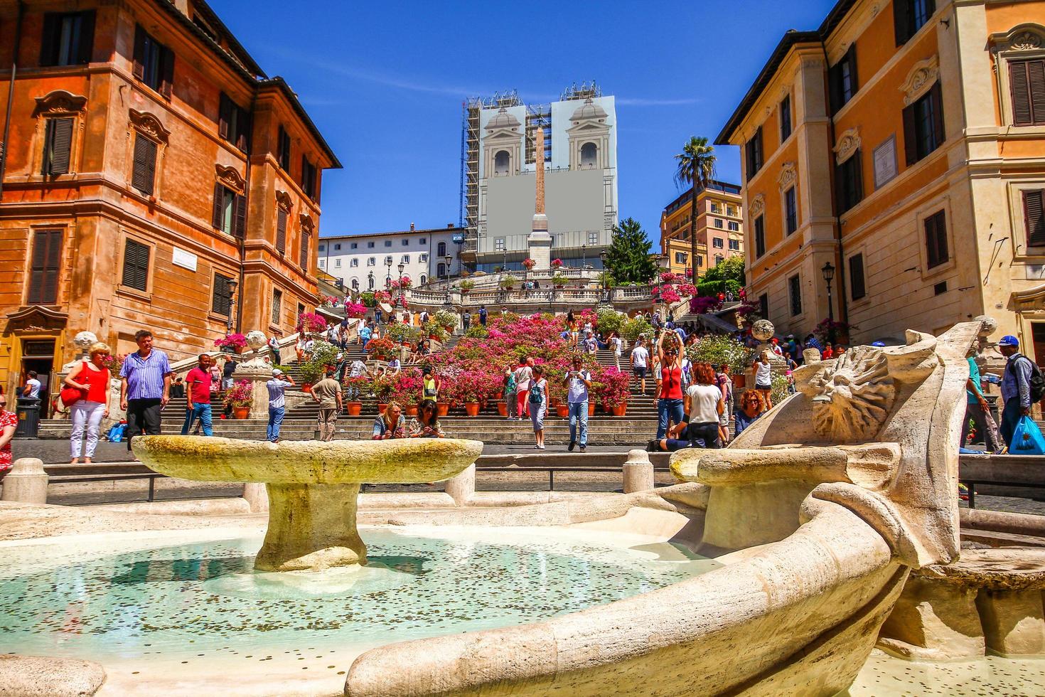 campania, roma, italia - 7 maggio 2015 - le persone si rilassano in vacanza a piazza di spagna a roma foto