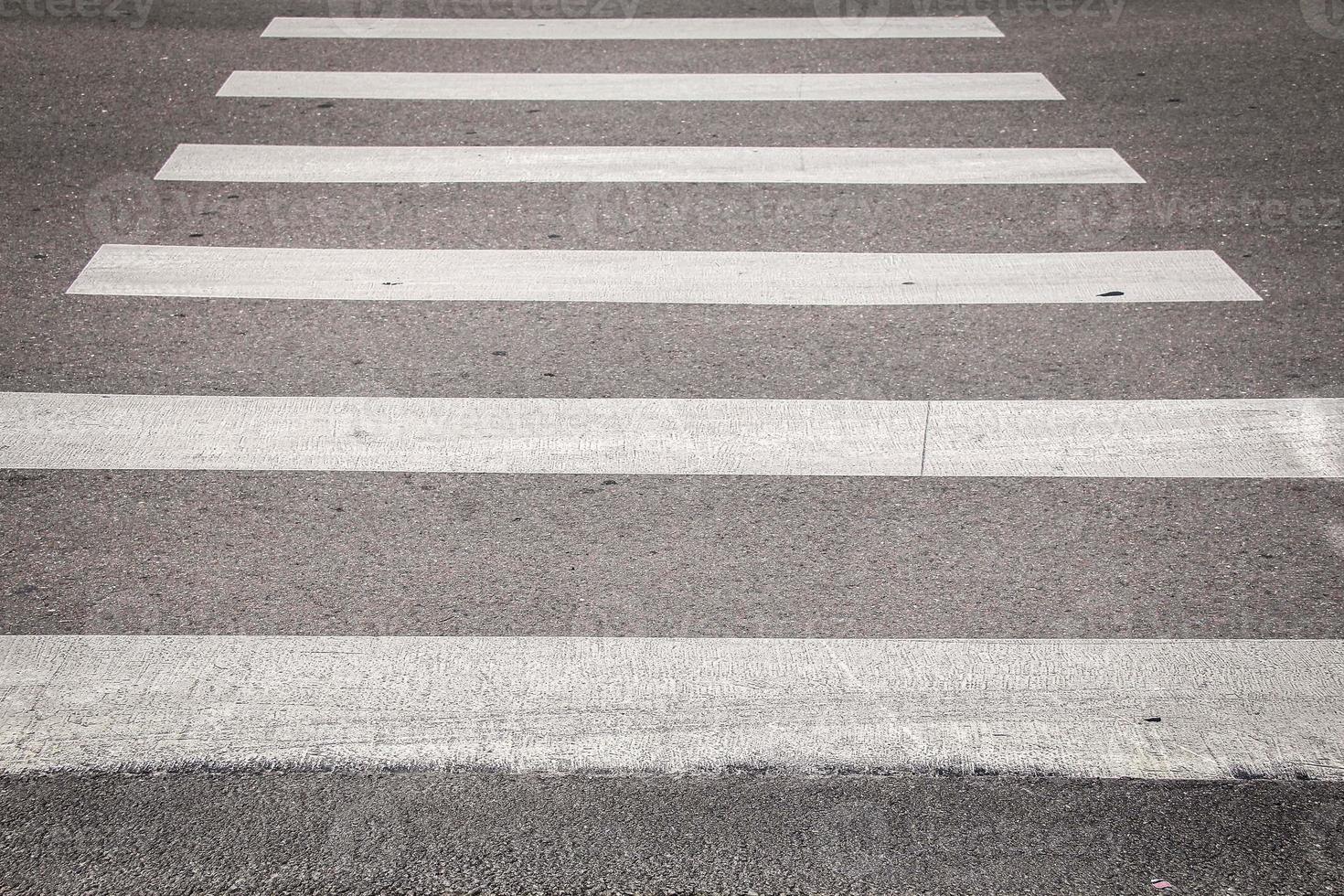 linee di zebra su strada come simbolo per il passaggio a croce foto