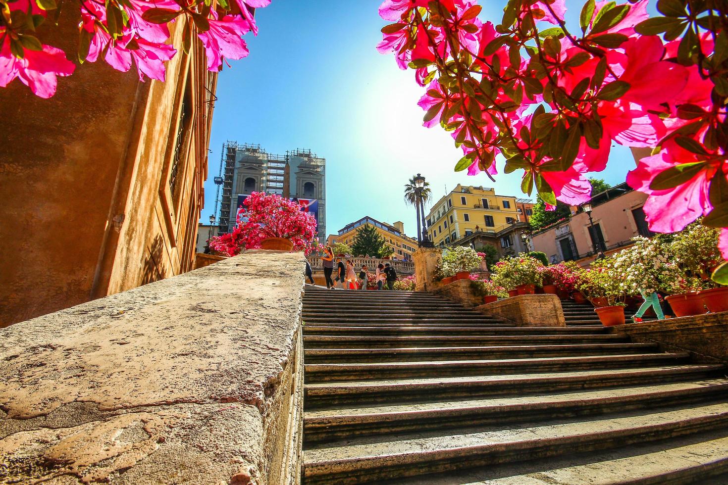 campania, roma, italia - 7 maggio 2015 - le persone si rilassano in vacanza a piazza di spagna a roma foto