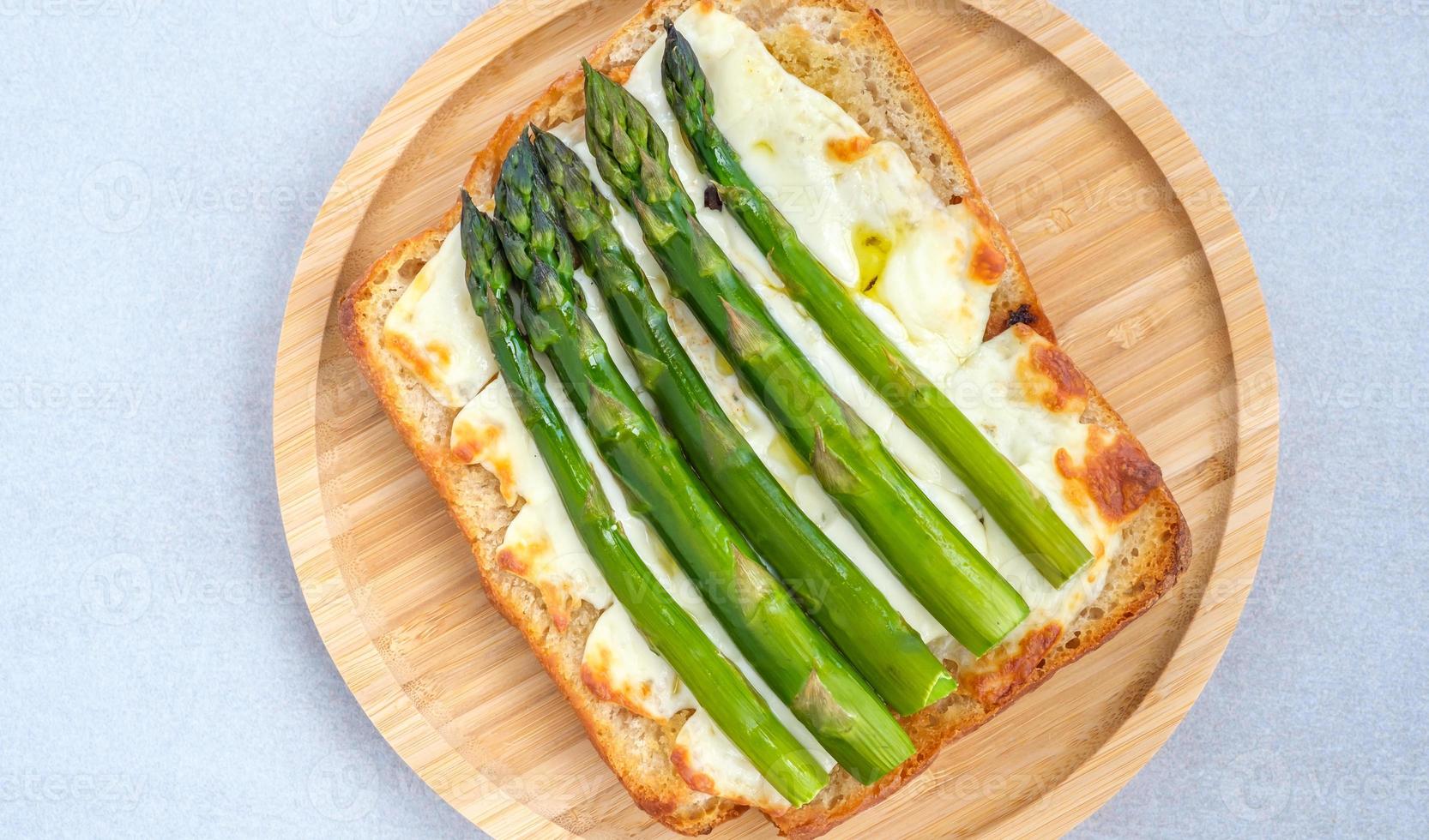 panino con asparagi e mozzarella foto