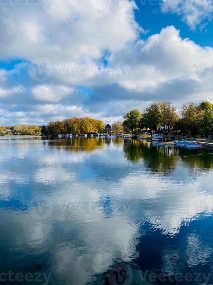 paesaggio autunnale con alberi, foresta e lago foto