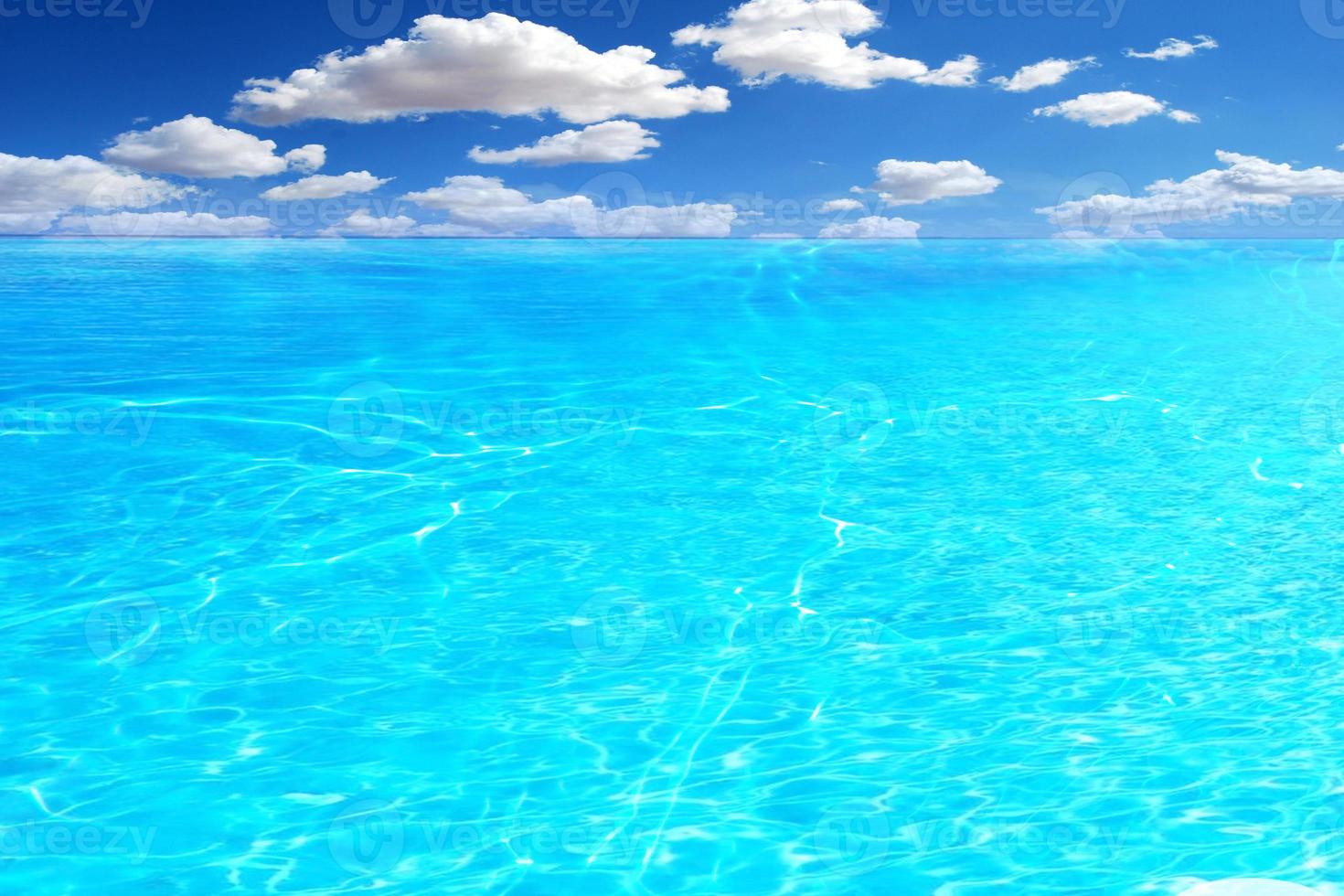 sfocatura sfocata spruzzi d'acqua blu e cielo blu nel mare increspato dettagli d'acqua sullo sfondo. spruzzi d'acqua, sfondo di spruzzi d'acqua. foto