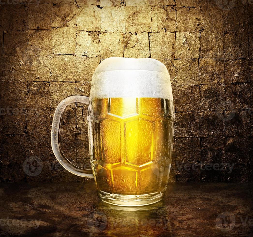 bicchiere di birra su sfondo di colore dorato scuro. rendering 3d foto