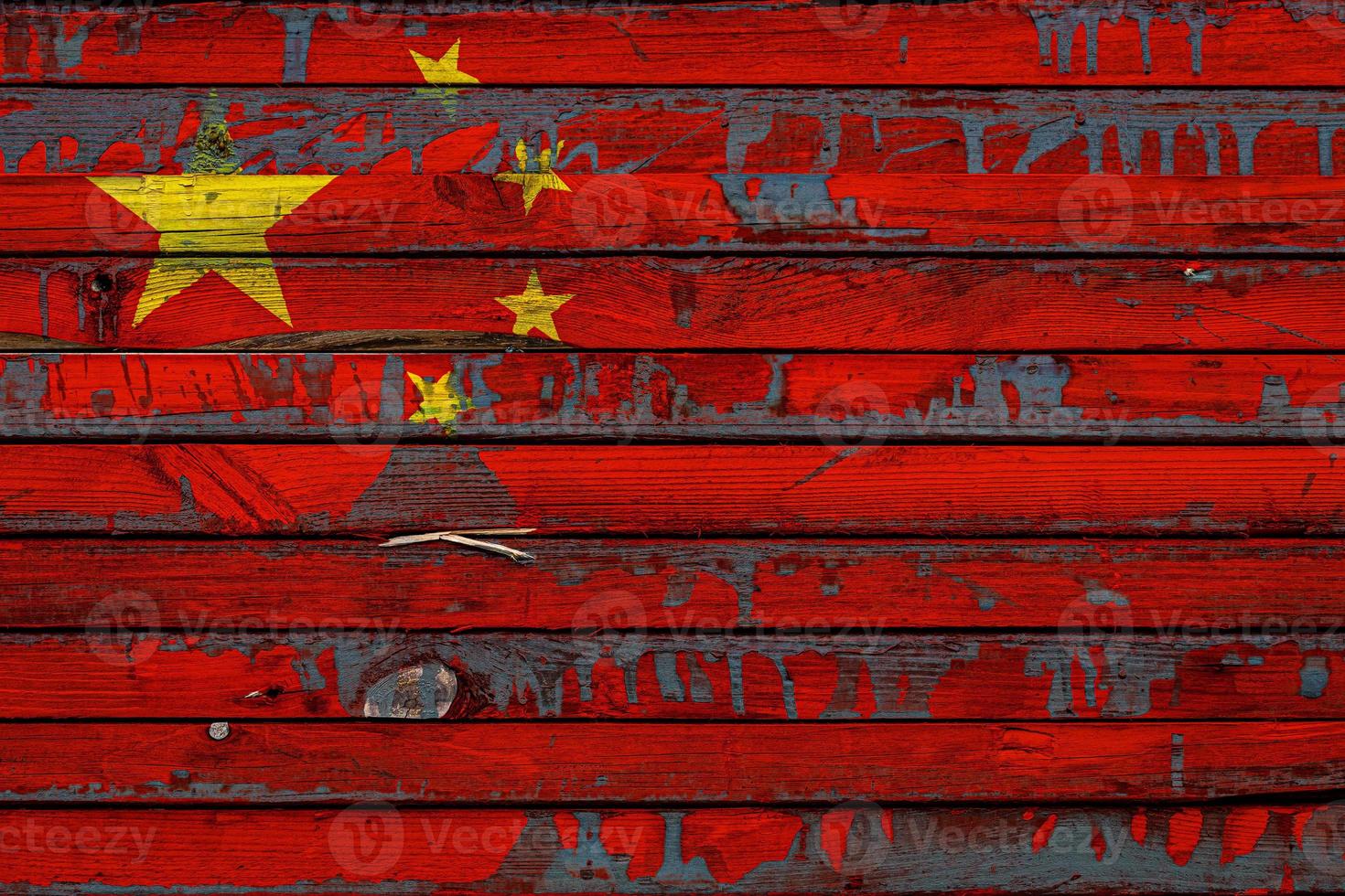la bandiera nazionale della Cina è dipinta su assi irregolari. simbolo del paese. foto