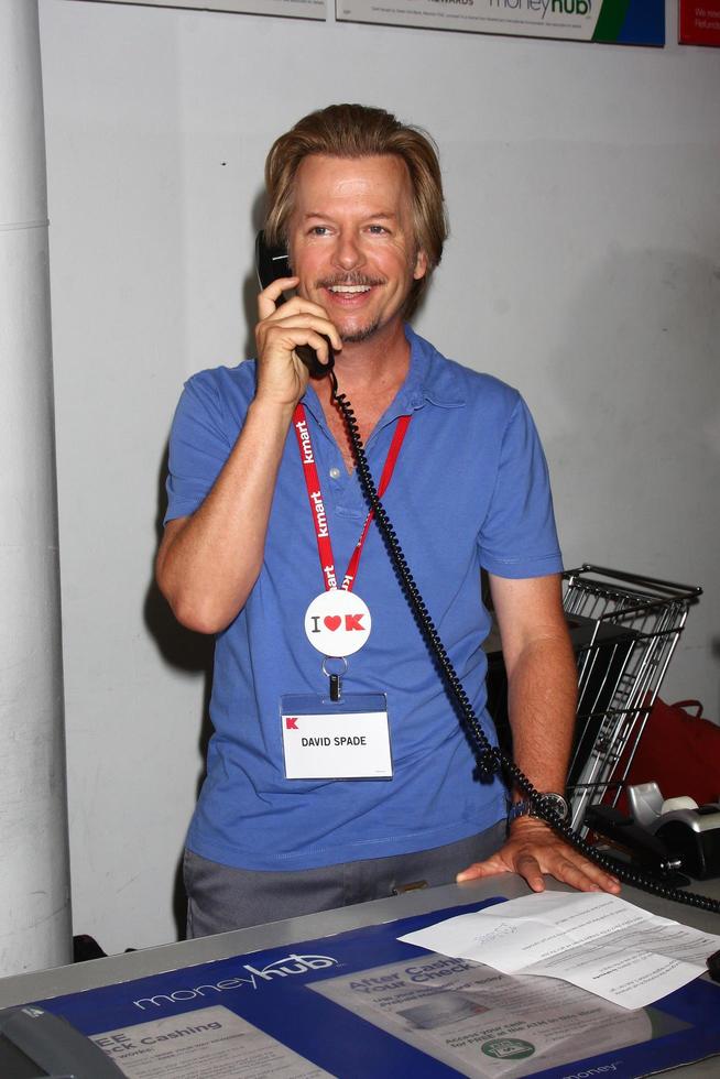 los angeles, 3 luglio - david spade impiegati al k-mart per supportare la marcia di dimes e promuovere il film degli adulti 2 al k-mart il 3 luglio 2013 a los angeles, ca foto