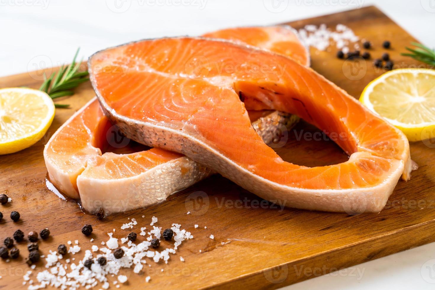 filetto di salmone crudo fresco foto