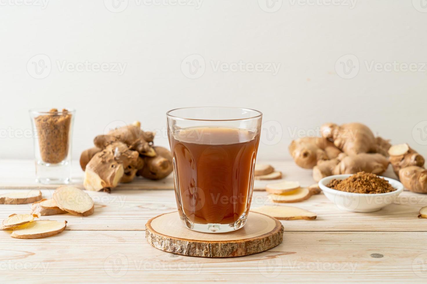 bicchiere di succo di zenzero caldo e dolce foto