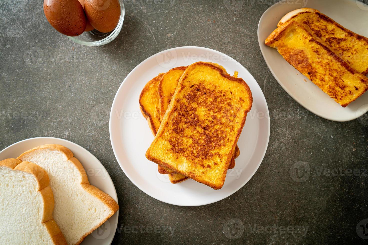 toast alla francese su piatto bianco foto