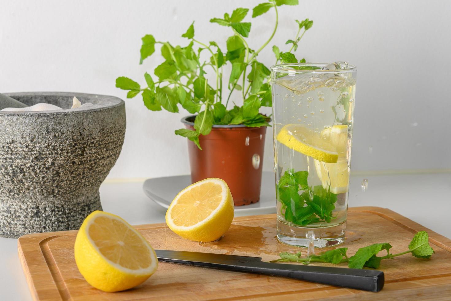 bevanda calda alla menta marocchina e limone foto