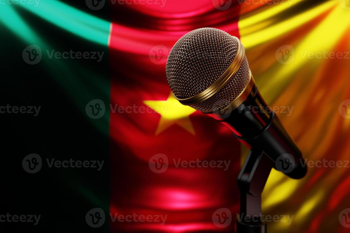microfono sullo sfondo della bandiera nazionale del cameun, illustrazione 3d realistica. premio musicale, karaoke, radio e apparecchiature audio per studi di registrazione foto