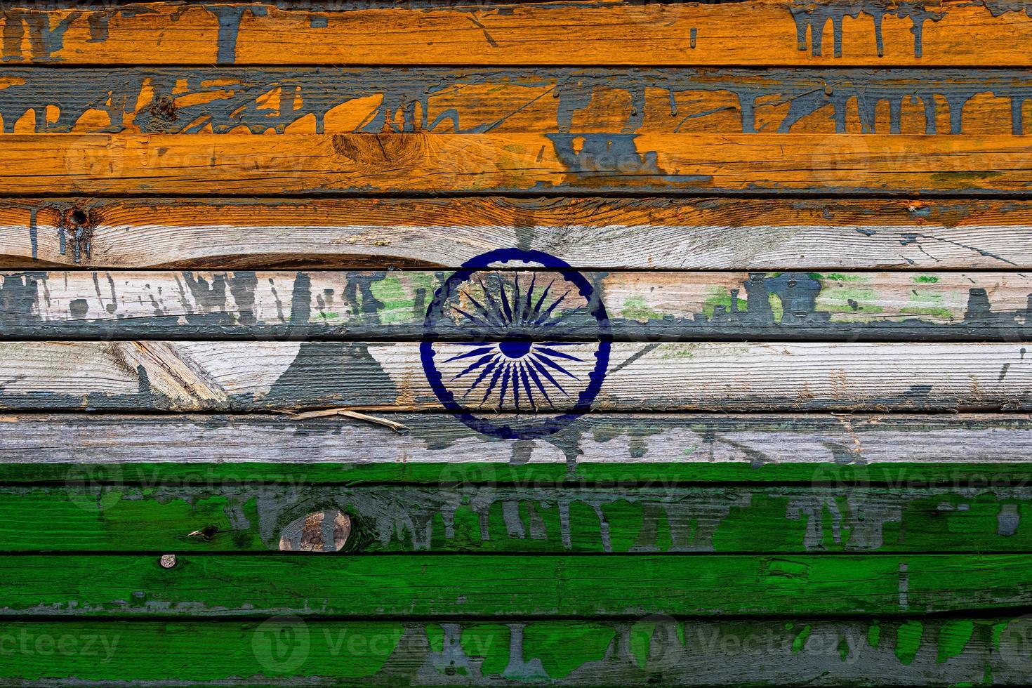 la bandiera nazionale dell'india è dipinta su assi irregolari. simbolo del paese. foto