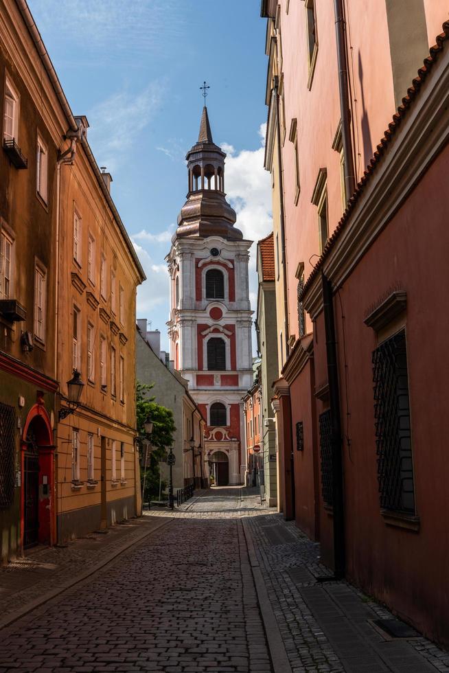 torre della chiesa di poznan fara in polonia foto