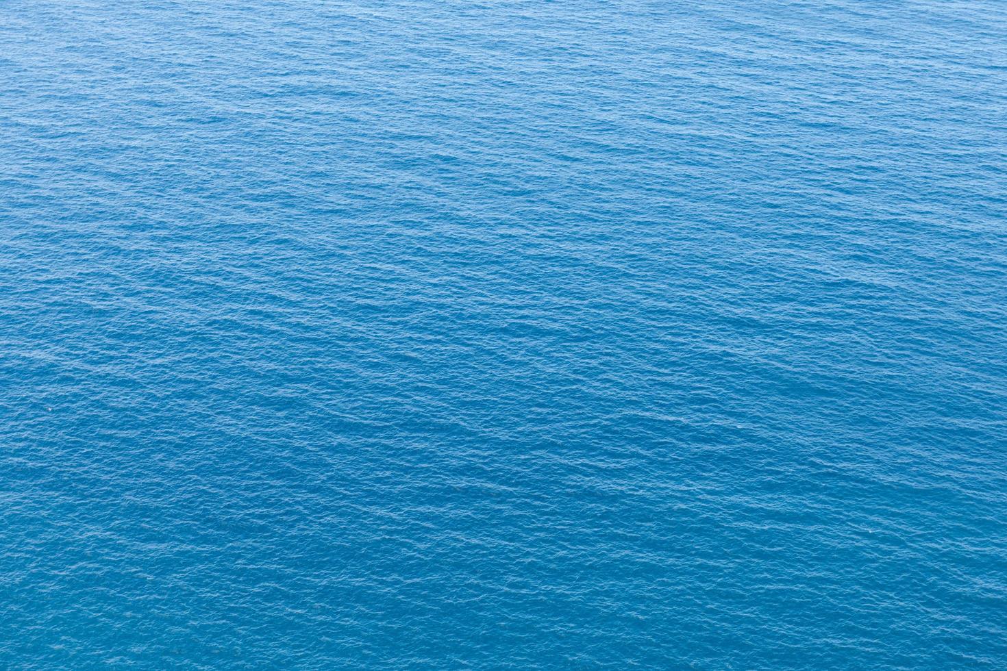 oceano blu calmo foto