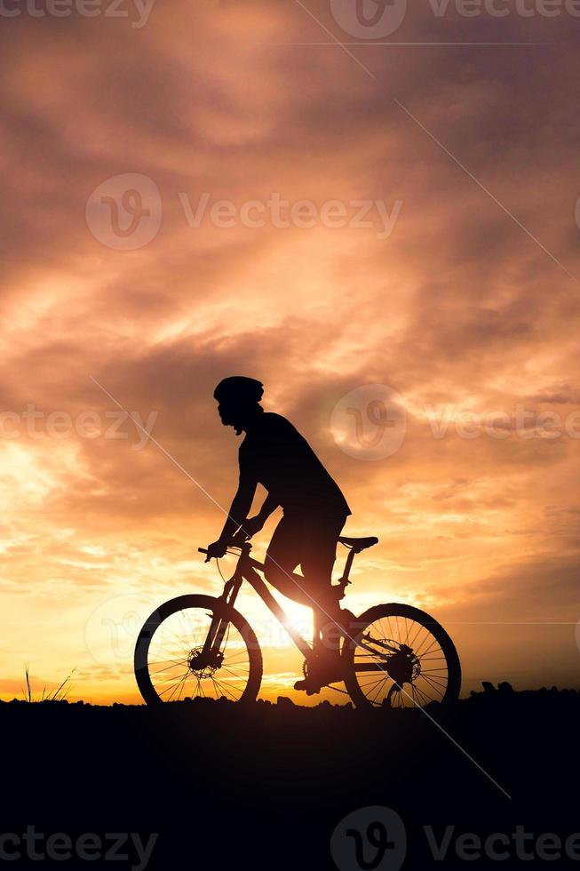 uomo che guida l'avventura in mountain bike e idee di viaggio foto