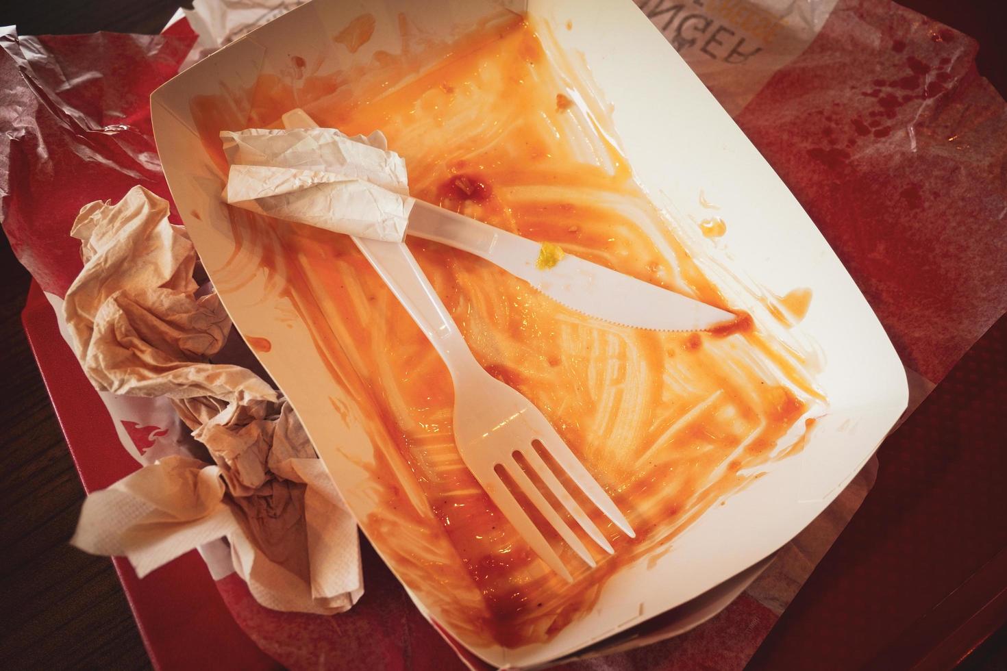 concetto di rifiuti di plastica da un fast food. rifiuti da ristorante foto