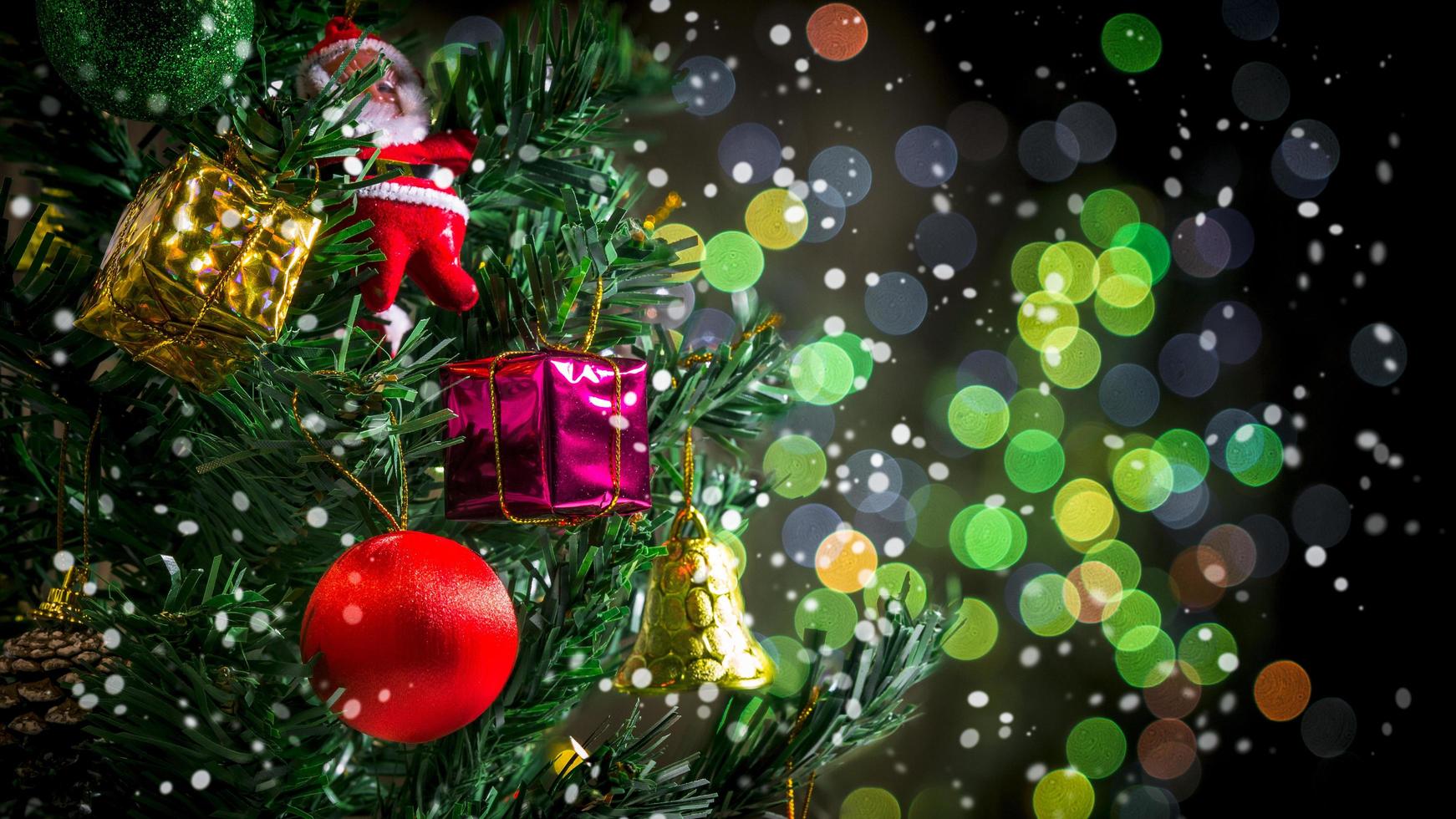 albero di natale decorato sfondo con neve e bokeh, vacanze di natale e capodanno. foto