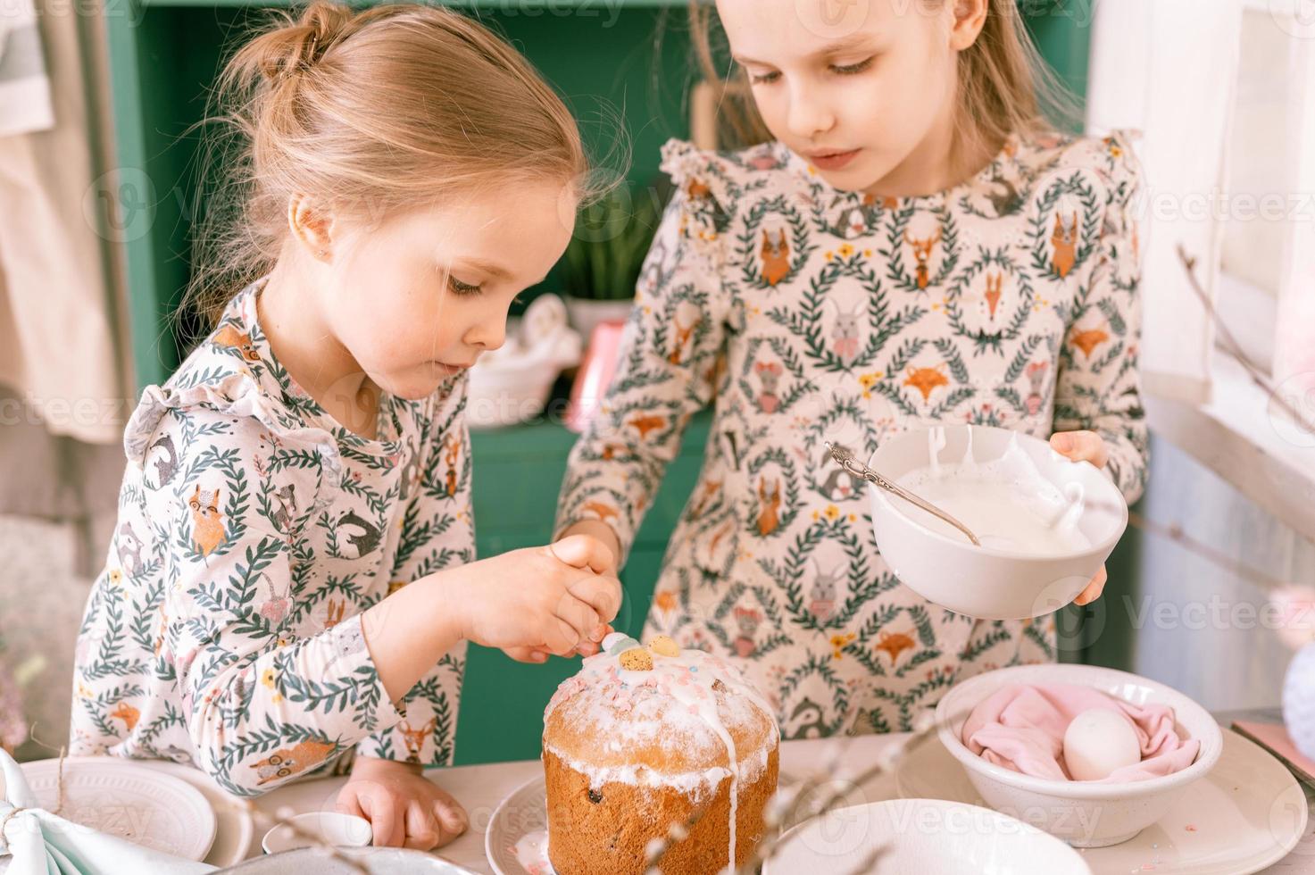 pranzo a casa della torta di famiglia di pasqua foto