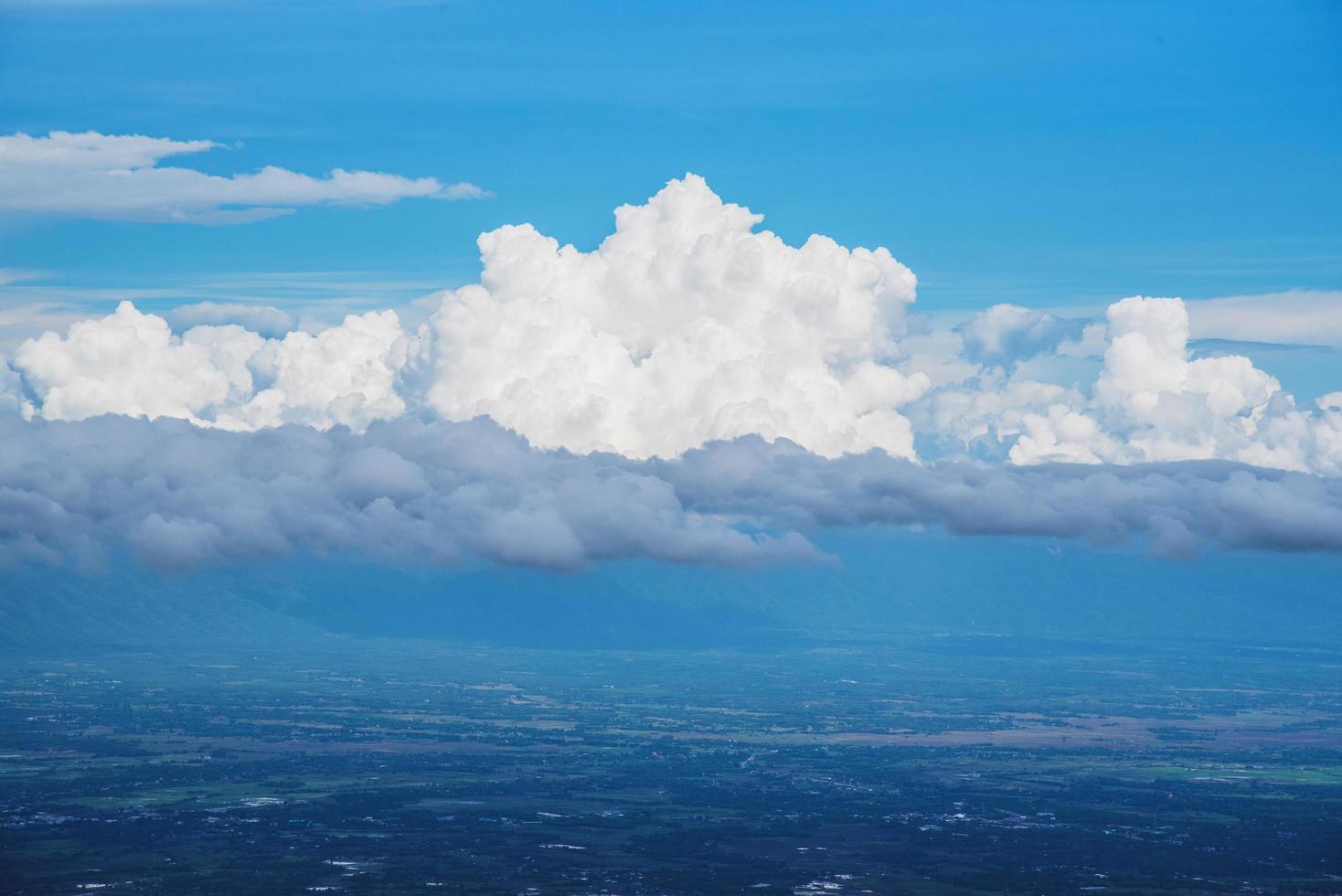 fantastiche nuvole bianche morbide su sfondo blu del cielo foto