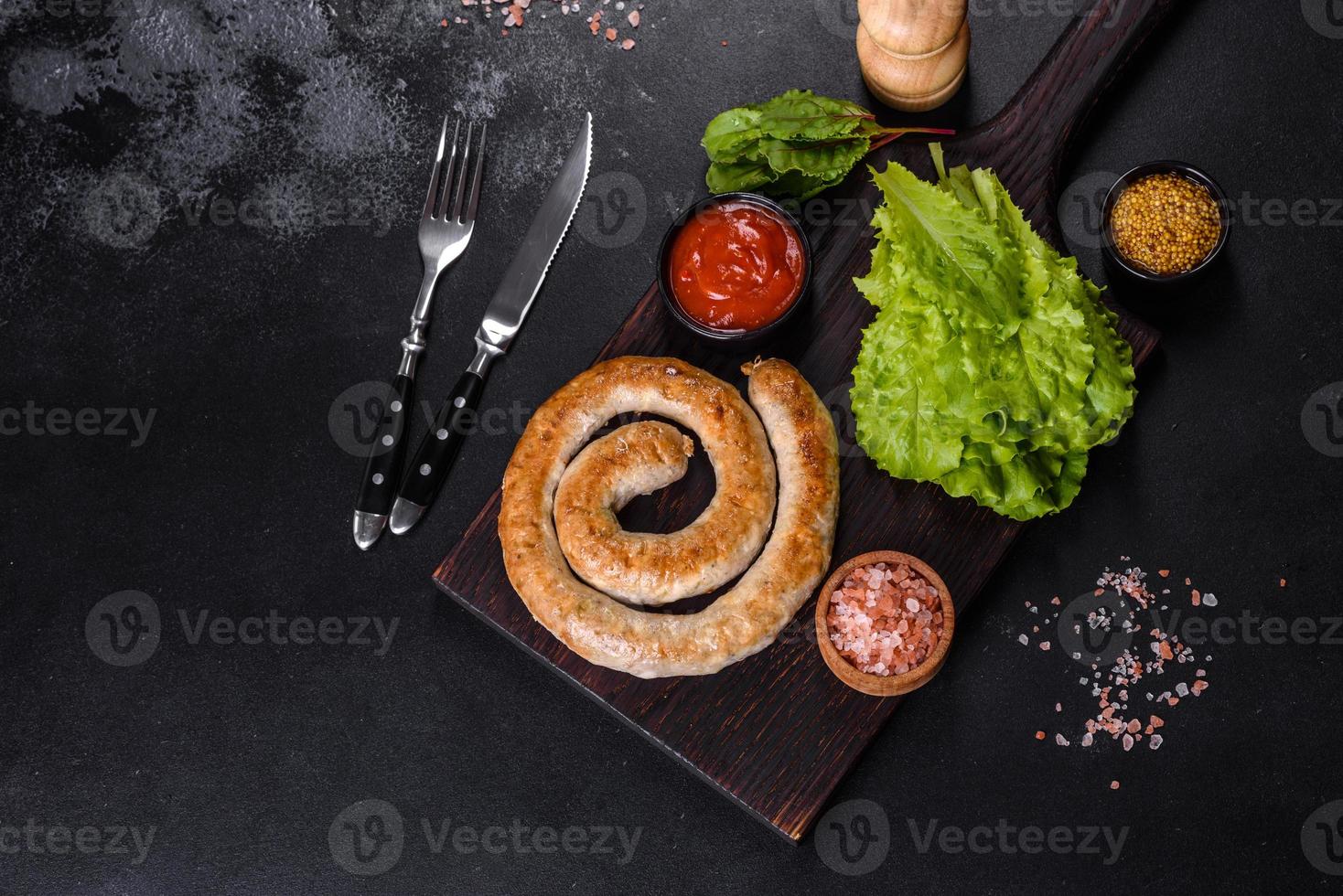 salsiccia fatta in casa al forno con spezie ed erbe aromatiche, primi piani foto