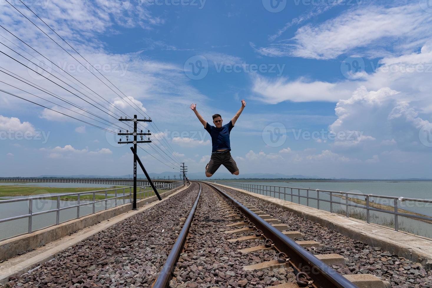 uomo adulto che cammina sulla ferrovia durante il viaggio in vacanza estiva foto