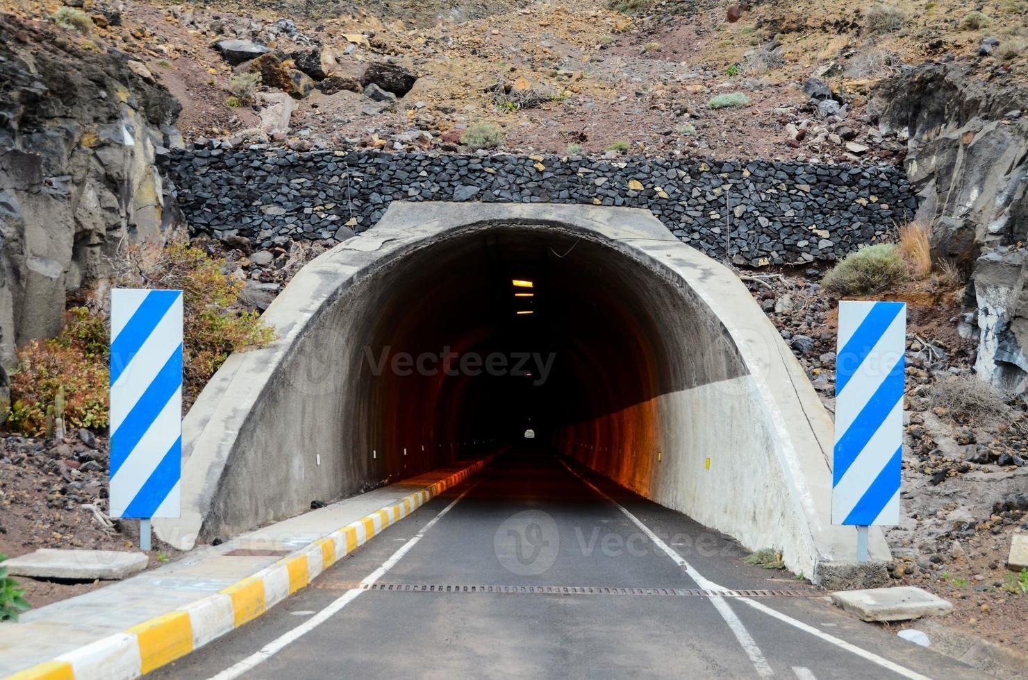 sotterraneo oscuro tunnel foto