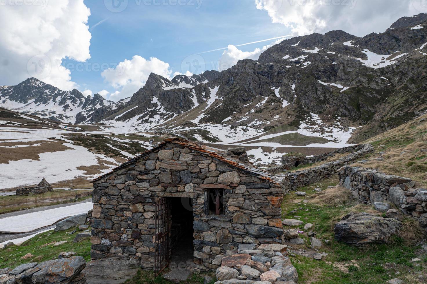 baita rurale con il tipico muretto a secco ad arcalis, ordino ad andorra. foto