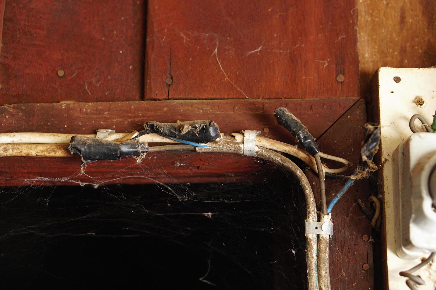 i cavi elettrici in casa sono vecchi e pericolosi. foto