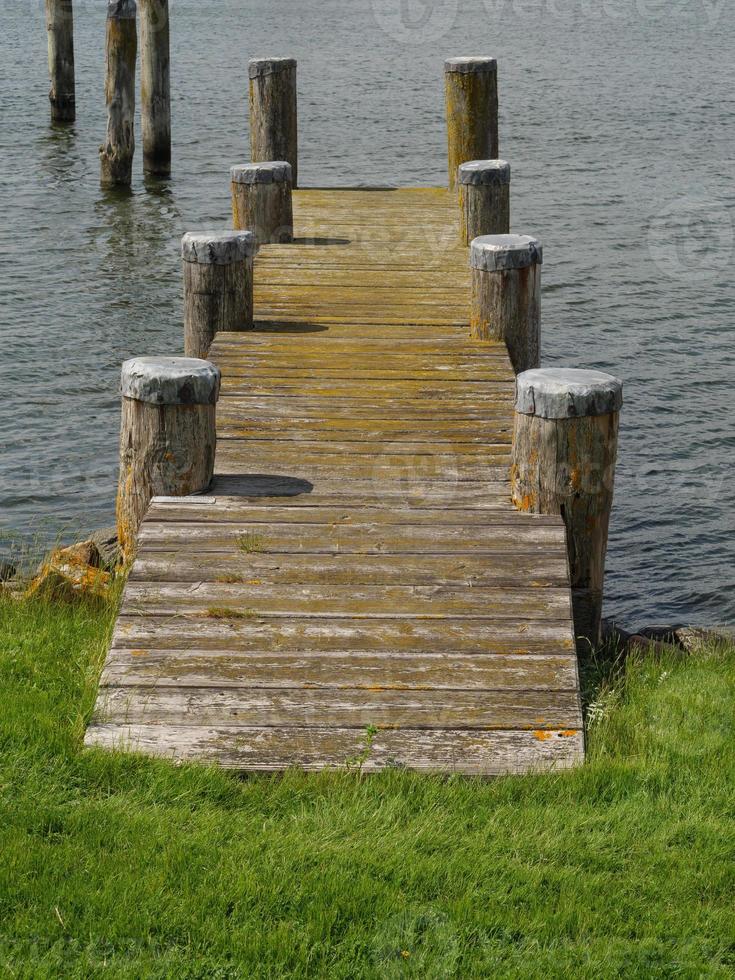 la piccola città di Arnis sul fiume Schlei foto