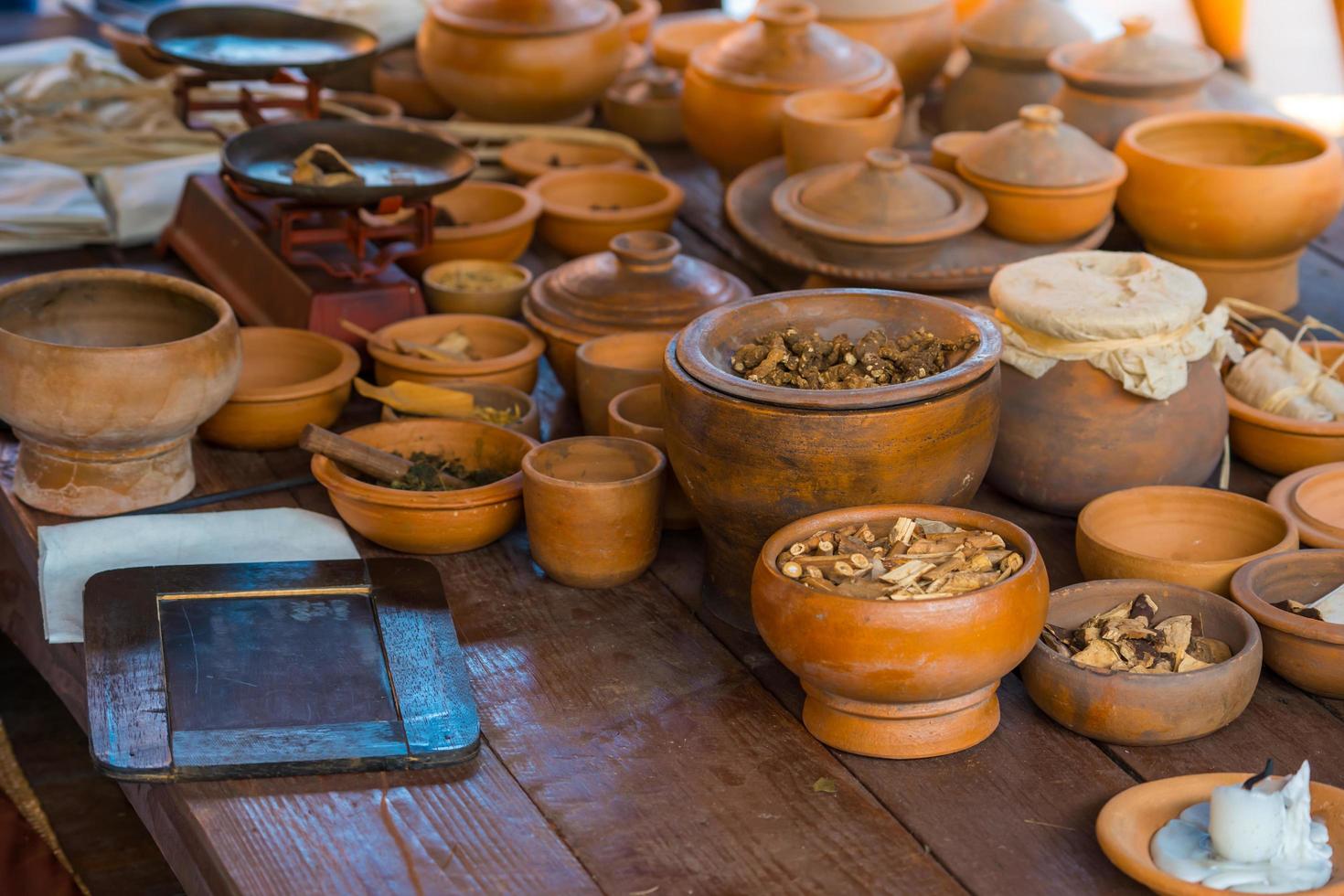 preparato naturale alla medicina tradizionale con erbe thailandesi essiccate foto