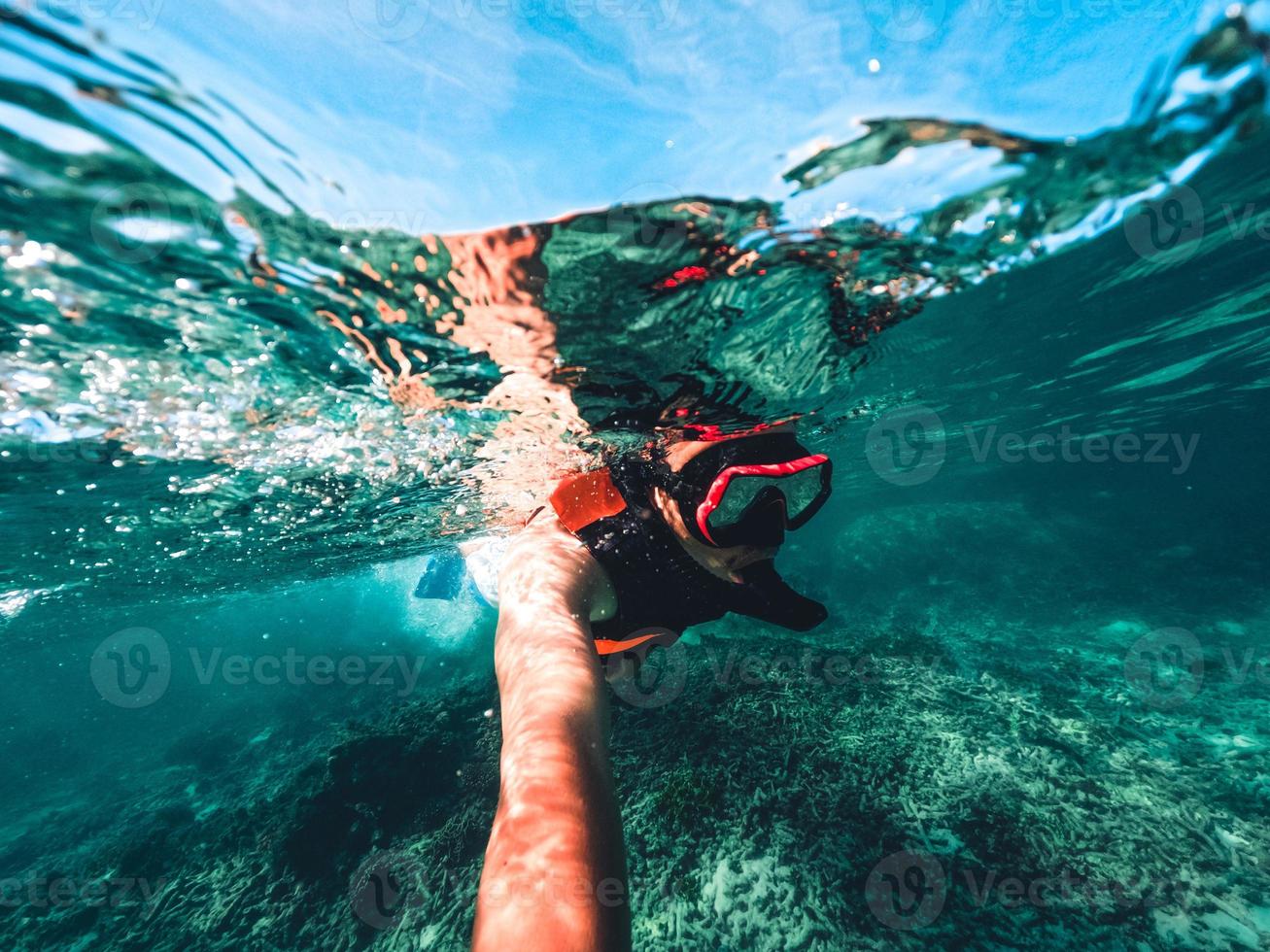 snorkeling in mare su un'isola tropicale foto