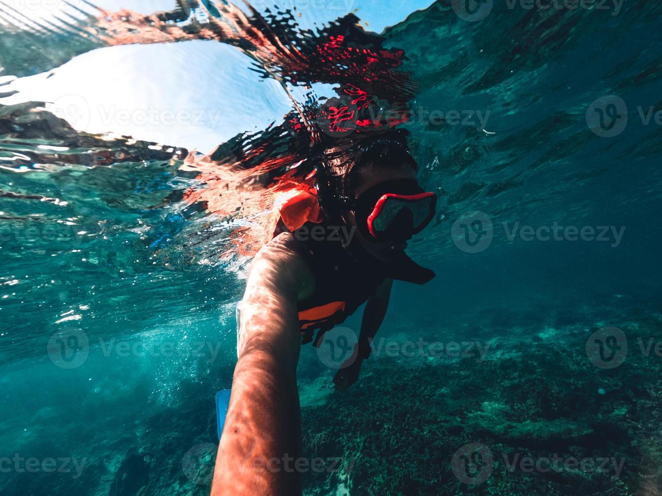 snorkeling in mare su un'isola tropicale foto