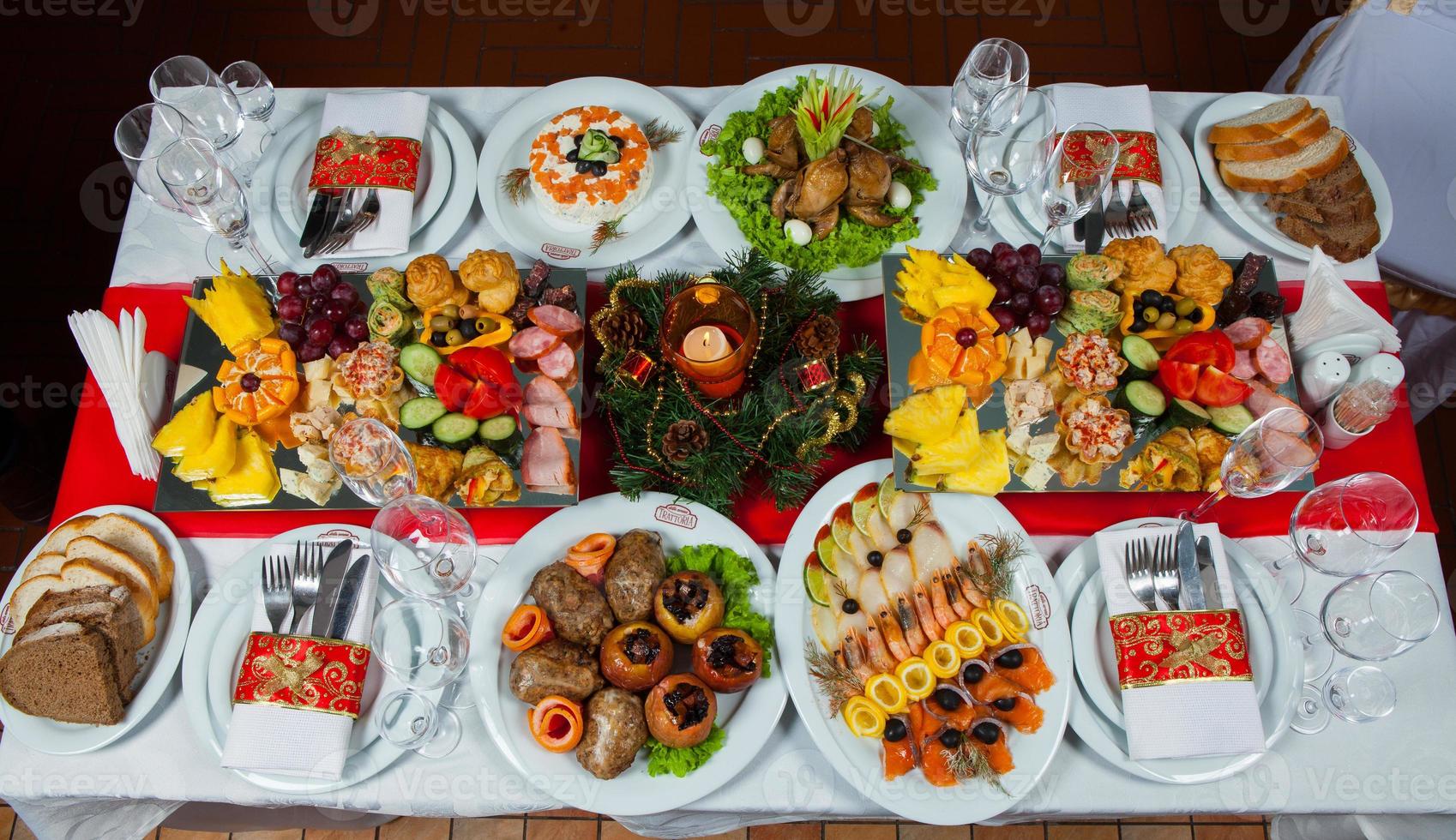 bella tavola festiva servita per la cena di celebrazione del matrimonio a casa o all'interno del ristorante. tavola piena di cibo in un ristorante. tavola rotonda completa. foto