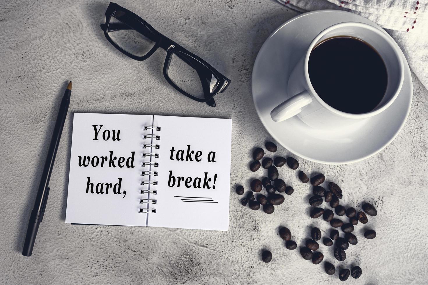 citazione ispiratrice sul blocco note con caffè e caffè sullo sfondo. foto