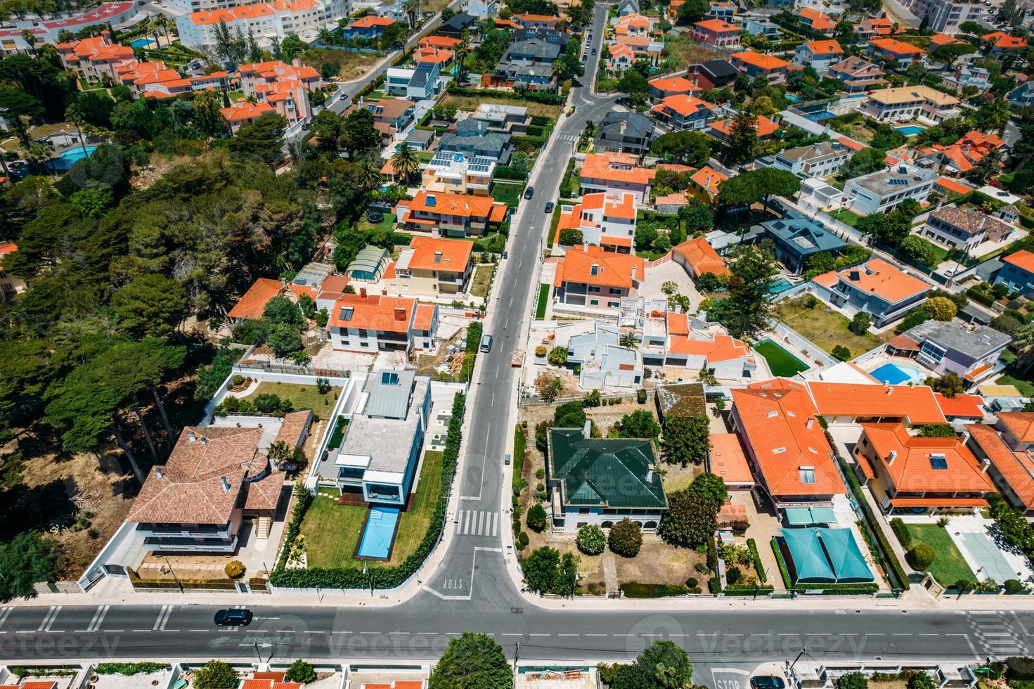 veduta aerea di case nel quartiere residenziale di parede, cascais, portogallo foto