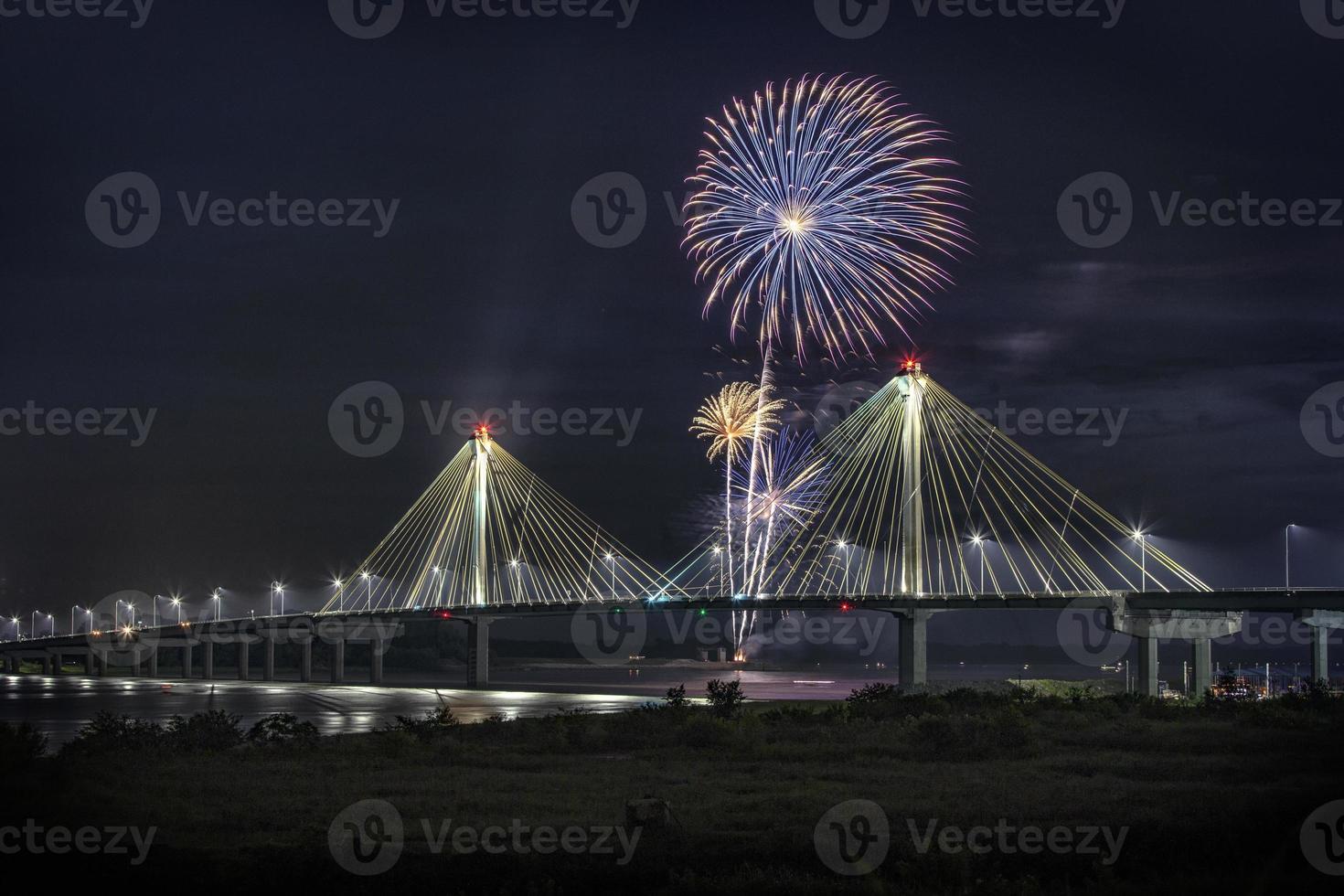 4 luglio fuochi d'artificio per la celebrazione dell'indipendenza degli Stati Uniti sulla sommità del ponte di Clark al confine tra Missouri e Illinois, Stati Uniti foto