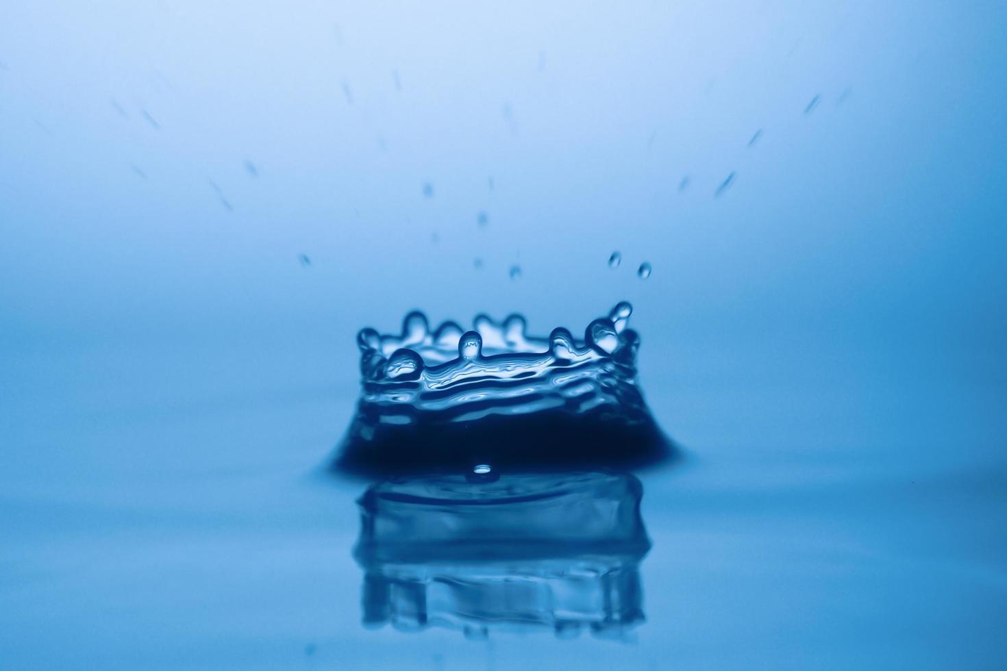 gocce d'acqua e schizzi. concetto di sfondo astratto di forma d'acqua. foto