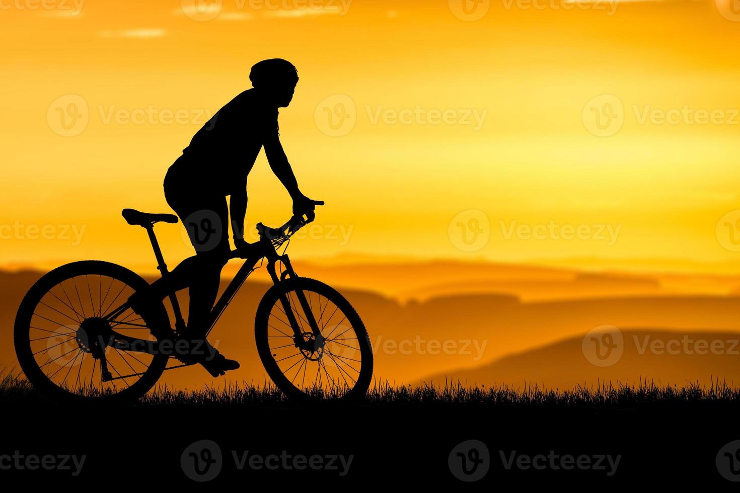 sagome di mountain bike e ciclisti la sera felici. concetto di viaggio e fitness. silhouette di ciclisti in tournée la sera concetto di cicloturismo foto