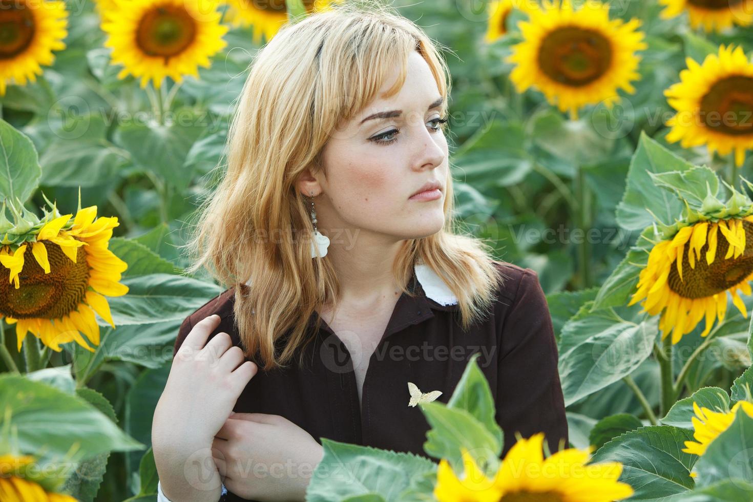 ritratto di studentessa russa nel campo di girasoli foto