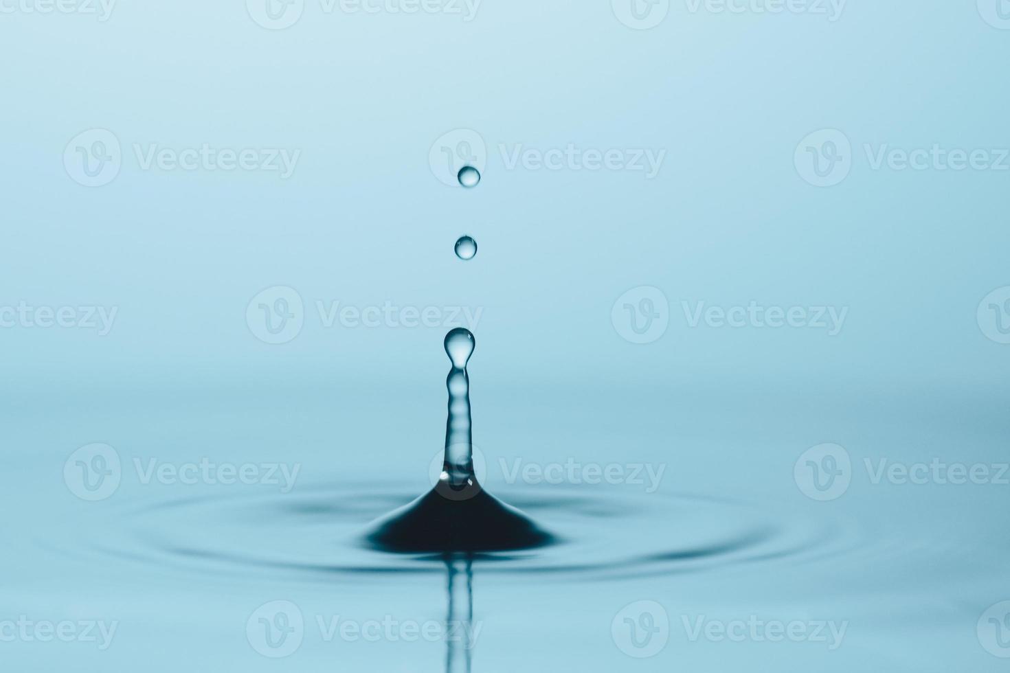 gocce d'acqua e schizzi. concetto di sfondo astratto di forma d'acqua. foto