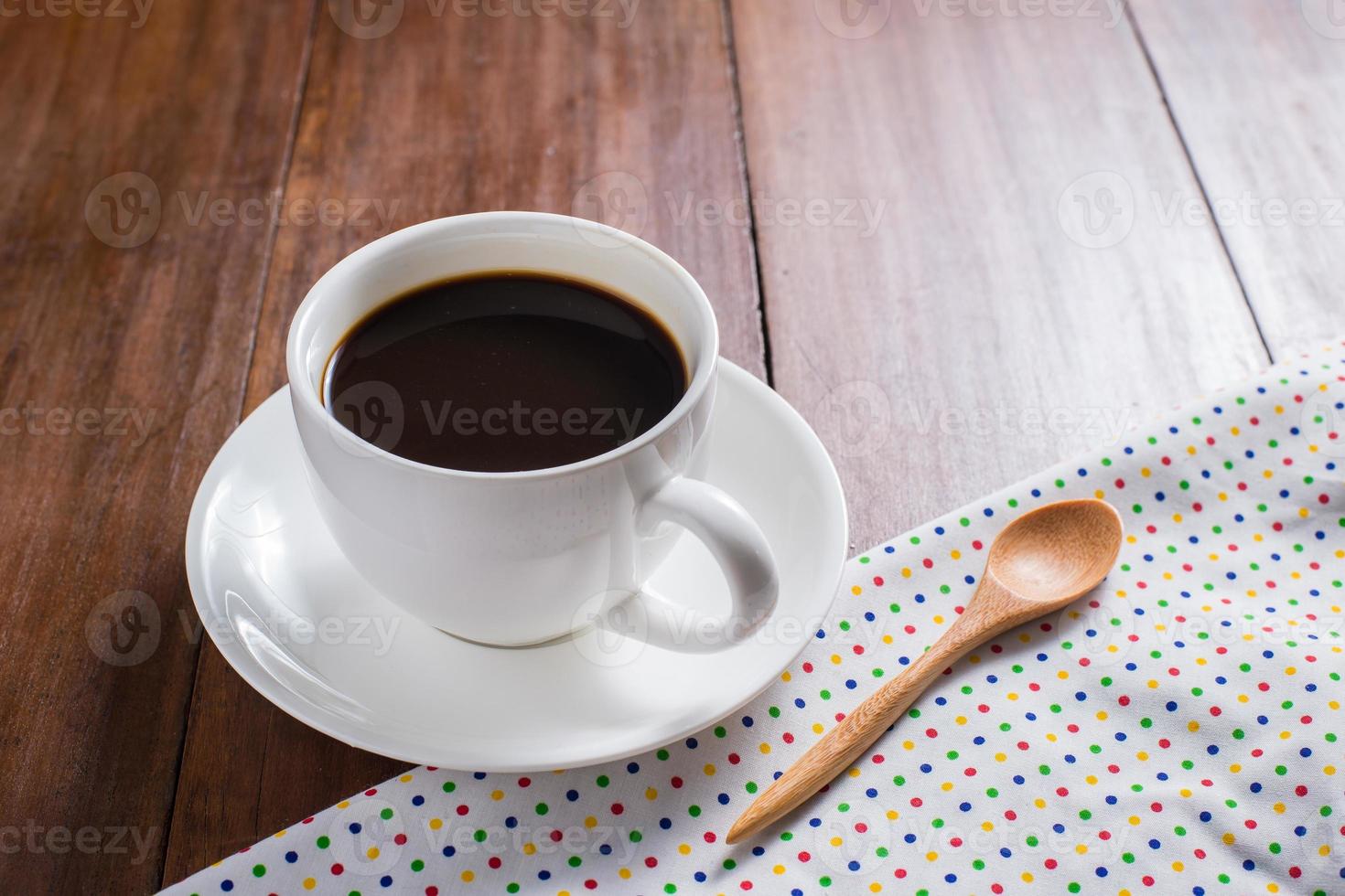 tazza di caffè su fondo in legno foto