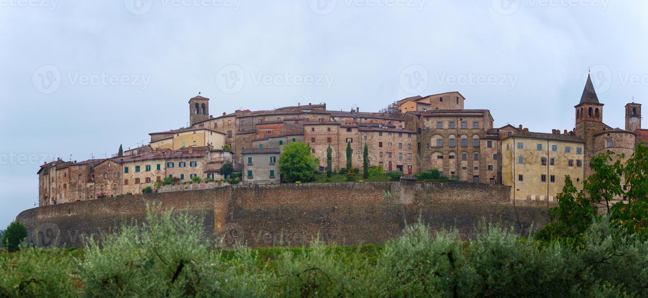 panorama di anghiari borgo medievale in toscana - italia foto