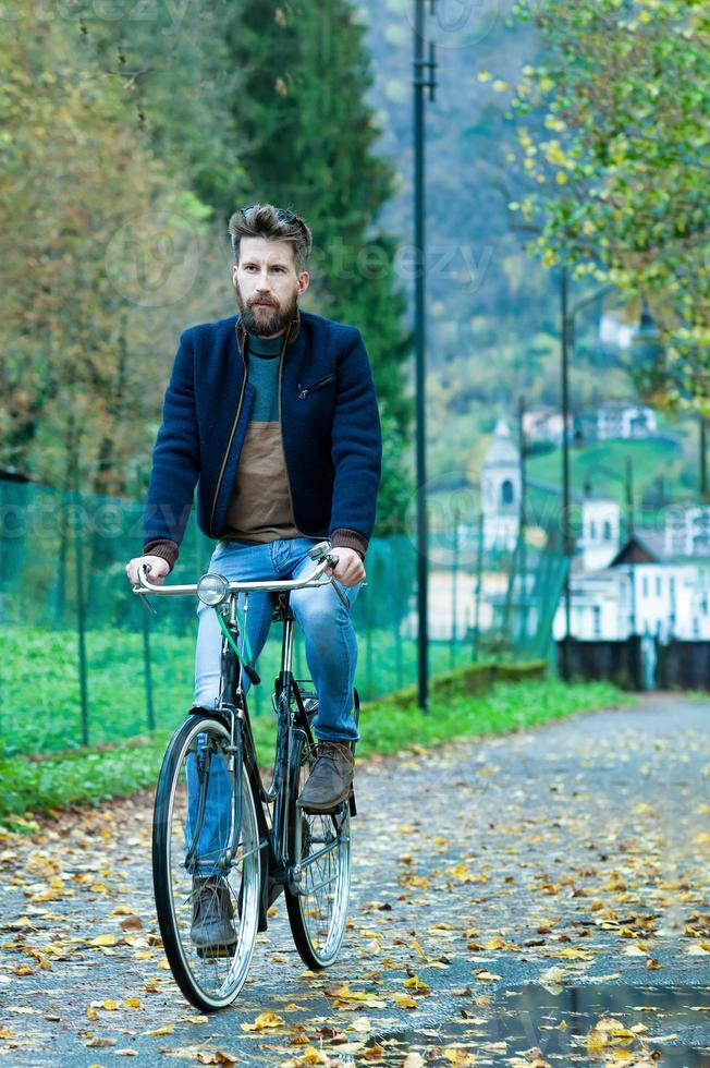 giovane con barca bicicletta sulla pista ciclabile foto