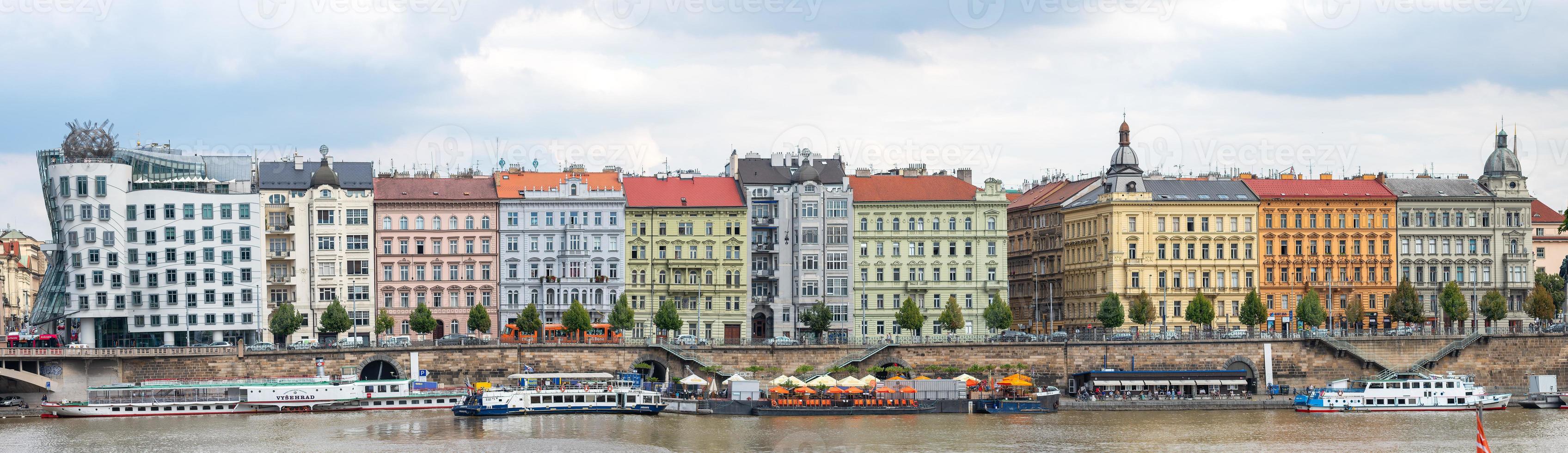 palazzi di praga con la casa da ballo o fred e zenzero sul fiume Moldava foto